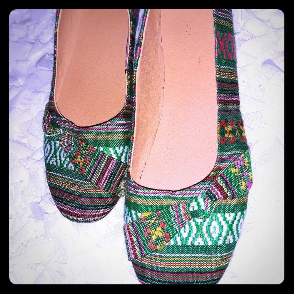 🌹Fun Slip on Shoes . Like new size 8